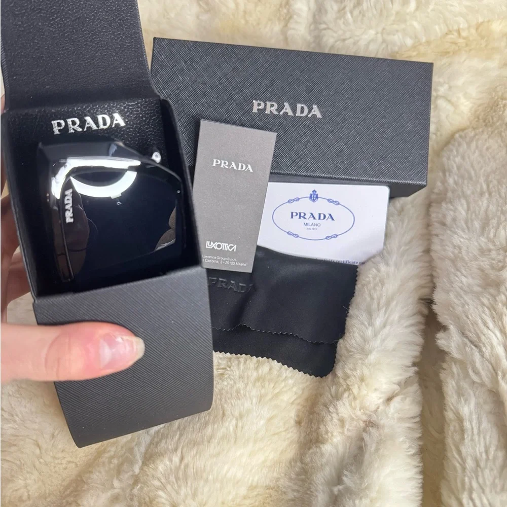 Prada Elegant Black Sunglasses - Picture 4 of 4